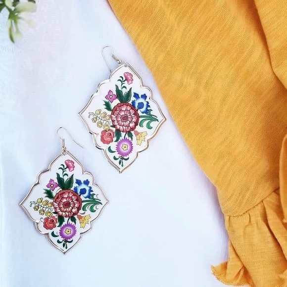 ✨NEW✨ Floral Plunder Earrings 🌸 - Picture 6 of 6